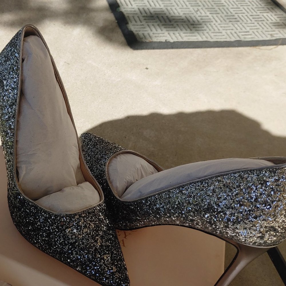 Badgley Mischka Jewel Malta Glitter Pump Heels .